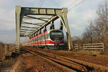 EN57-2043 un 2044, Br�cke �ber Wisla in Czechowice-Dziedzice am 09.12.2006