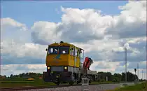 TMD-46 Bahnkran fährt durch Šikole Richtung Pragersko. /14.5.2014