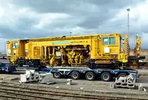 9824 001-8 Plasser & Theurer Gleisstopfmaschine auf Tieflader im Bf-Gelände Euskirchen - 22.03.2014