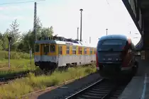 642 200/700  Bergbaustadt Lengenfeld  steht auf Gleis 8 in Zwickau (Sachs) Hbf mit der RB 23883 nach Johanngeorgenstadt, im Hintergrund sieht man den Steuerwagen von dem Messzug, Schublok ist 103 222-6, der an diesem Tag zwischen Hof und Oederan pendelte und in Zwickau zur Übernachtung kam. 