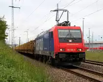 482 035-3 mit dem Holzzug von Rostock-Bramow nach Stendal-Niederg�rne bei der Ausfahrt im Rostocker Hbf.24.05.2014 
