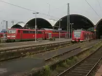 Blick auf den rechts stehenden RE4 nach Aachen HBF mit 111 093 als Schublok. Links steht RE11 nach Hamm als 425 057-7 am 23.05.2014
Mönchengladbach 23.05.2014