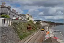 Der Fist Great Western Service 12.23 von Exmouth nach Paigton bestehend aus dem 143 620, einer Art britischer Schienenbus, kurz vor Dawlish am 12. Mai 2014.    
Ein Winterstrum verursachte am 5. Feb. 2014 in Südewestenland beträchtliche Schäden und bei Dawlish hingen die Schienen in der Luft. Nach vorsichtigen Schätzung sollte der Bahnverkehr im besten Falle am 18. April wieder aufgenommen werden, dank vorbildlicher Arbeitsweise konnten jedoch schon am 4. April die Züge wieder fahren. 
Noch nicht wieder hergestellt und somit Grund zum wiederkommen ist jedoch der Wanderweg von Teignmouth nach Dawlish Warren. Ein guter Grund, wiederzukommen... 
 
