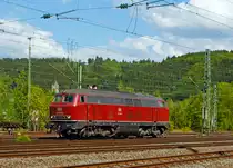
Bedingt durch Defekts und Hauptuntersuchungen an den eigenen MaK On Rail DH 1004 Loks der WEBA hat die Westerwaldbahn zurzeit die schöne altrote 215 086-0 (ex 225 086-8) von der RE - Rheinische Eisenbahn angemietet. 

Hier fährt die V 163 am 16.05.2014 nach getaner Arbeit von Betzdorf/Sieg zurück zum Betriebshof der Westerwaldbahn GmbH auf der Bindweide, sie hatte einen Übergabezug nach Betzdorf/Sieg gebracht, 

Die V 163 wurde 1971 bei MaK unter der Fabriknummer 2000091 und an die DB ausgeliefert, 2001 ging sie an die DB Cargo AG und wurde in 225 086-8 umgezeichnet. Mit der Ausmusterung bei der nunmehrigen DB Schenker Rail Deutschland AG im Jahr 2011 erfolgte auch der Verkauf an die RE - Rheinische Eisenbahn, hier wurde sie wieder in den Auslieferzustand zurückversetzt und trägt nun wieder die Bezeichnung 215 086-0 (NVR-Nummer 92 80 1215 086-0 D-EVG).
Sie ist für Steilstrecken zugelassen.
