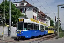 Vor 40 Jahren wurde die BTB (Birsigtalbahn) und die BEB (Birseckbahn) zur neuen BLT fusioniert. Aus diesem Grund verkehren der Be 4/8 259 in den Farben der BTB und der Be 4/6 105 in den Farben der BEB. Die Aufnahme entstand an der Haltestelle Hofmatt am 21.05.2014.