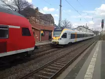 Blick an einem Dosto Steuerwagen entlang auf Eurobahn Flirt ET 5.13 am 26.03.2014 in Paderborn Hbf.