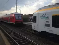 Blick an Eurobahn Flirt 5.13 entlang auf einen Dosto 94 Steuerwagn am 26.03.2014 in Paderborn Hbf