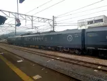 Serie 787 - die Endwagen MOHA 786-201 (motorisierter Zwischenwagen) und KUMORO 787-6 (motorisierter Wagen mit gewöhnlichen und Luxussitzen und Führerstand) in Hizen Yamaguchi, 7.August 2013. JR Kyûshû hat eine grosse Vorliebe für dunkle und schwarze Fahrzeuge, die im subtropischen Grün und vor dem tiefblauen Meer im gleissenden Sonnenlicht des Südens sehr elegant wirken (wenn es nicht gerade regnet). 