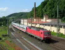 120 141-7 zieht am 24. Mai 2014 den IC 2208 durch Kronach in Richtung Saalfeld.