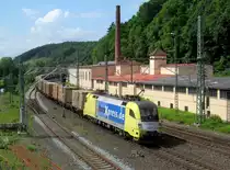 182 525 von BoxXpress / TXL zieht am 24. Mai 2014 einen Containerzug durch Kronach in Richtung Saalfeld.