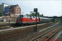 V200 007 schiebt am 24.05.2003 den Sonderzug Hamburg-Puttgarden aus dem L�becker Hbf.