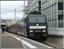 185 567 von MRCE steht am 24.5.14 mit einem Sonderzug auf Gleis 1 des Stuttgarter Hauptbahnhofs.