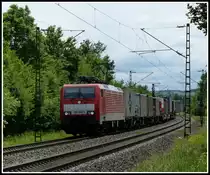 189 100 fährt am 24.5.14 mit einem Mischer durch das Maintal.
Fotografiert bei Thüngersheim.