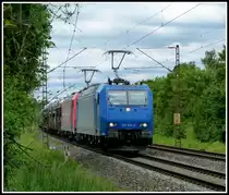 Starkes Doppel: HGK 185 521 fährt mit einer weiteren Maschine der BR 185 am 24.5.14 durch das Maintal.
Festgehalten bei Thüngersheim.