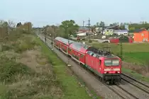 143 312-7 mit der HVZ-RB von Freiburg (Breisgau) Hbf nach Neuenburg (Baden) am Nachmittag des 02.04.14 s�dlich des Haltepunktes Buggingen.