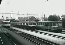 OeBB/DB: An Christi Himmelfahrt feiern die Männer in Deutschland den Vatertag. Vor 32 Jahren gönnten sich Eisenbahnfreunde zu diesem besondern Anlass mit dem Gläsernen Zug eine Sonderfahrt nach Balsthal zur Oensingen Balsthal Bahn. Dieser spezielle Zug mit Baujahr 1935 ist im Jahre 1995 bei einem Zugsunglück leider derart stark beschädigt worden, dass er im Jahre 1997 ausgemustert werden musste. Fahrzeugparade in Balsthal mit DB 491 001-4 ex DR ET 9101 (1935), ABDe 2/8 704 (1938(46)) ex GBS und Be 2/4 201 (1935) ex BLS. Während der ABDe 2/8 704 zum Klublokal der Eisenbahnfreunde Balsthal umfunktioniert wurde, ist der Be 2/4 201 für Uebungszwecke im Besitze des Kant. Zivilschutz-Kompetenzzentrums in Klus-Balsthal.
Foto: Walter Ruetsch