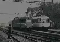 OeBB/DB: An Christi Himmelfahrt feiern die Männer in Deutschland den Vatertag. Vor 32 Jahren gönnten sich Eisenbahnfreunde zu diesem besondern Anlass mit dem Gläsernen Zug eine Sonderfahrt nach Balsthal zur Oensingen Balsthal Bahn. Dieser spezielle Zug mit Baujahr 1935 ist im Jahre 1995 bei einem Zugsunglück leider derart stark beschädigt worden, dass er im Jahre 1997 ausgemustert werden musste. Sehr seltene Zugskreuzung in der Klus bei Balsthal zwischen dem OeBB Be 2/4 201 ex BLS und dem DB 491 001-4 ex DR ET 9101. Wohl rein zufällig stammen beide Fahrzeuge aus dem Jahre 1935.
Foto: Walter Ruetsch