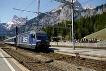 Eine Re 465 002-4 der BLS f�hrt am 9.5.03 in Kandersteg ein