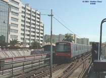 Metrozug verl��t am 07.05.2003 die Station Campo Grande in Richtung Cais de Sodre.
