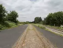 Das Abgestellgleis in Paffendorf wird wohl laut Zustand schon länger nicht benutzt. Laut Internet soll das Gleis für Trafotransporte von RWE sein.
Paffendorf 30.05.2014