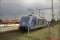 Mit Schrittgeschwindigkeit f�hrt 101 083-4 in Itzehoe an ihren IC, um ihn anschlie�end nach K�ln zu bringen.