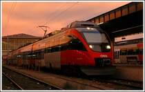 Ebenfalls im stimmungsvollen Morgenrot am 9.12.2006 - 4024 085 als RSB 9 vor der Abfahrt nach Floridsdorf in Wien-S�d Ostseite.