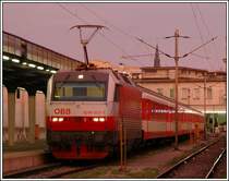 Stimmungsvoll war das Morgenrot am 9.12.2006. 1014 005, eine ehemalige CAT Maschine, wartet in Wien-S�d Ostseite auf die Abfahrt als ER 9437  Raab  nach Tatabanya (HU).