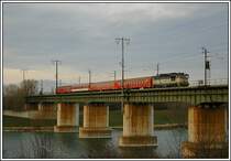 754 005 (Taucherbrille) am 9.12.2006 als EuRegio ER 2514 von Wien S�dbahnhof nach  Bratislava hl.st. bei der Querung der Donau im Bereich der Wiener Lobau.