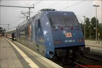 Nach dem Lokwechsel wartet 101 083-4 mit ihren IC nach K�ln in Itzehoe.