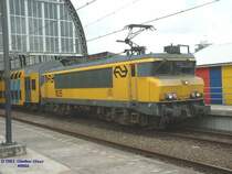 E-Lok 1835 mit Doppelstockzug DD-AR am 13.05.2003 im Bahnhof Amsterdam Centraal.