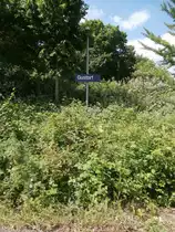 Das Schild Gustorf weist noch heute auf den alten Bahnsteig des Bahnhofs Gustorf hin.
Gustorf 30.05.2014