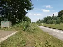 Blick in Richtung Grevenbroich auf das ehemalige Gleis 1 im Bahnhof Gustorf.
Gustorf 30.05.2014