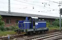 Henschel Lok 17 von Rhenus Logistics brachte am 29.5.2014 einen Container Zug zum Bahnhof Worms und fuhr anschließend wieder solo Richtung Ludwigshafen davon.
Wenn mir jemand die genaue Typenbezeichnung der Lok nennen kann, ordne ich sie gerne genauer ein.