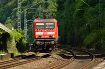 143 925-6 kommt bei Hirzenach mit einem RE2 Sandwich aus Frankfurt nach Koblenz herangefahren.1.6.2014