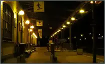 Abendstimmung am Bahnsteig von Siófok. Kein Mensch und Zug weit und breit kurz vor 23 Uhr. Stattdessen hört man das Gezirpe der Grillen und das Gequake der Frösche.
Hier kann man seine Umgebung quasi mit den Ohren sehen. Szenario vom 28.Mai 2014.