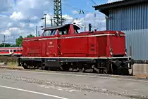 Am Nachmittag des 27.07.2010 stand die 212 093-9 abgestellt hinter einer Eilguthalle neben einem Parkplatz in Basel Bad Bf ab und wartet auf ihren nächsten Einsatz. (Fotostandpunkt von öffentlichen Parkplatz aus)