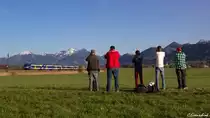 Nich gerade besonderer Beliebtheit erfreuen sich die neuen ET des Meridian bei den Fotografen. Am 20.02.14, während der Passauerumleiter, waren vielerlei Fotografen im Cheimgau versammelt um die umgeleiteten Güterzüge aufzunehmen. Unter anderem fahren hier aber auch seit Fahrplanwechsel die FLIRTs des Meridian. Diese mussten natürlich auch festgehalten werden. Da mir diese Züge aber nicht sonderlich gefallen, habe ich micg einer kreativeren Art bedient diese Züge zu fotografieren...
Liebe Grüße an die fotografierten Fotografen!
