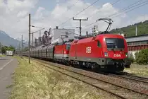 1016 004 und 1144 119 sind am 4.06.2014 mit einem Güterzug aus dem Bahnhof Leoben Donawitz ausgefahren.