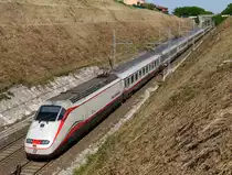 Der ETR 500-Triebkopf (Monotensione) mit der Ordnungsnummer 414 113  FRECCIABIANCA  war am 17.05.2014 mit dem Eurostar ES 9732 von Venezia Santa Lucia nach Milano Centrale unterwegs, und wurde von mir in San Giorgio in Salici fotografiert.