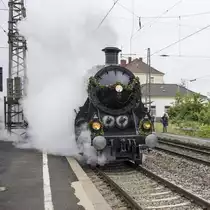 S3/6 3673 am 29.05.2014 im Bf Nördlingen. Anlässlich ihres Abschiedes (Fristenablauf) ist sie feierlich geschmückt.

Hersteller: J.A. Maffei, München
Fabriknr.: 4536
Abnahmedatum: 01.08.1918
Erst-Bw: München Hbf
Umbeheimatungen: Augsburg, Ingolstadt, Lindau, Neu-Ulm, Ulm, Winterthur
Heimat-Bw. z.Z.d. Aufnahme: BEM Nördlingen
Eigentümer z.z.d. Aufnahme: Bayerisches Eisenbahnmuseum Nördlingen
ursprüngl. Fahrzeugnr.: 3673
UIC-Nr.: 90 80 0018 478-2 D-BYB
Betreibernr. z.Z.d. Aufnahme: 3673
Umnummerierungen: 18 478
z-Stellung: 13.04.1959
Ausmusterung: 14.07.1960
Radsatzfolge: 2'C1'h4v
Vmax (km/h): 120
Leistung (Psi): 1.770
Dienstmasse mit Tender (t): 135
Dienstmasse ohne Tender (t): 90
max. Radsatzfahrmasse (t): 17
LüP (mm): 23.230