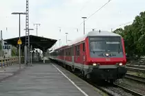 50 80 80-35 158-0 an der Spitze einer von 111 060-0 geschobenen RB auf der Fahrt von Neuenburg (Baden) nach Freiburg (Breisgau) Hbf am Morgen des 18.04.14 beim Verlassen des Bahnsteigs von M�llheim (Baden).