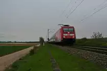 101 048-7 mit dem EC 7 von Hamburg-Altona nach Z�rich HB am Mittag des 18.04.14 s�dlich von H�gelheim.