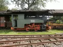 Die Feldbahnlok D6 stand am 1.6.14 im Feldbahn Museum Oekoven.

Hersteller: A. Jung
Fabriknummer: 11948
Baujahr: 1953
Achsformel, Bauart: Bn2t
Gewicht: ca. 15t
Länge: 5360mm
Breite: 1590mm
Hähe über SO: 2450mm

Sie ist seit den 14. Oktober 1990 in Oekoven beheimatet und wurde von 660mm auf 600mm umgespurt.

Oekoven 01.06.2014