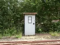 Wer kennt sie noch? Die alte Fernsprecher Blechhütte stand am 1.6.14 im Feldbahn Museum Oekoven. Einige wenige von diesen Hütten stehen auch noch an der direkt dahinter führenden Strecke Mönchengladbach - Köln.

Oekoven 01.06.2014