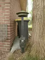 Ein altes mechanisches Läutwerk steht im Feldbahn Museum Oekoven. Bis vor wenigen Jahren hatte der Bahnübergang Bergheimer Straße in Grevenbroich noch solche Läutwerke. Heute sind dort wie auf allen Bahnübergangen in Grevenbroich und Umgebung elektronische Läutwerke.

Oekoven 01.06.2014