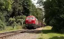 OHE Lok 200087 war am 5.6.2014 auf der Georgsmarien Hütten Eisenbahn im Einsatz.
Hier hat sie gerade mit einem Leerzug den Scheitelpunkt der Strecke bei Holzhausen- Patkenhof erreicht. Von nun an geht es bergab weiter nach Hasbergen.