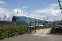 Ein Relikt aus der Deutschen Reichsbahn Ära steht am Hafen in Konstanz. Ein SVT 06
dient dort einem Wassersportverein als Domizil.