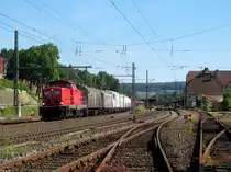 212 310-7 und 212 034-3 ziehen am 07. Juni 2014 einen Unkrautspritzzug durch Kronach in Richtung Süden.