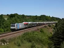 Die 185 680 mit einem Autozug am 06.06.2014 unterwegs bei Laaber.