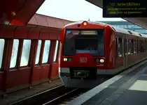 Zug der Hamburger S-Bahnlinie 31 nach  Harburg  in der futuristischen, aber in die Jahre gekommenen Station  Hammerbrook . 7.6.2014